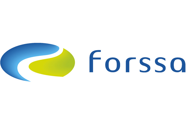 Forssan kaupungin logo. Sana Forssa kirjoitettu sinisin pienaakkosin ja sanan edessä ympyrän mallinen kuvio, jossa toinen puoli ympyrästä on vihreä ja toinen sininen.