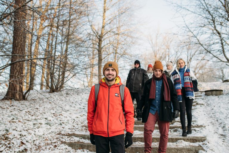 Opiskelijat kävelevät ulkona