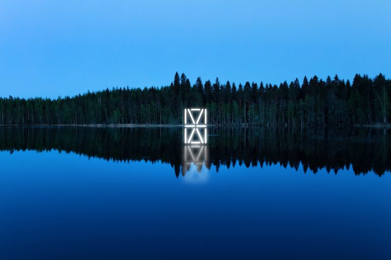 Sinisävyinen kuva järvimaisemasta, jossa etualalla vettä ja takana metsän horisontti. Keskellä kuvaa valkoinen HAMKin logosymboli.