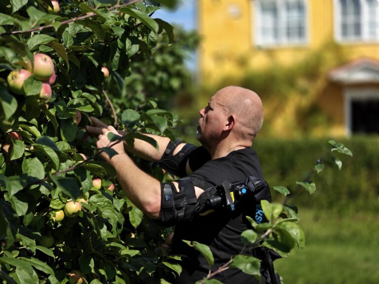 Omenan poimintaa eksoskeletonin avustamana