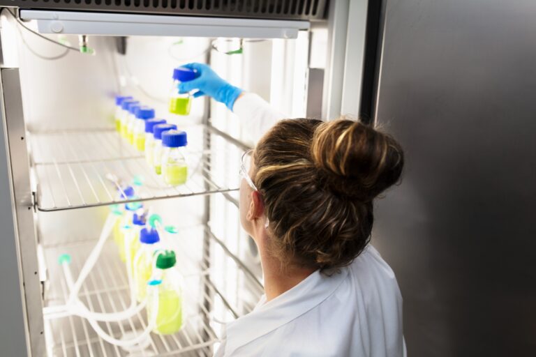 Henkilö ottaa kaapista näytteitä