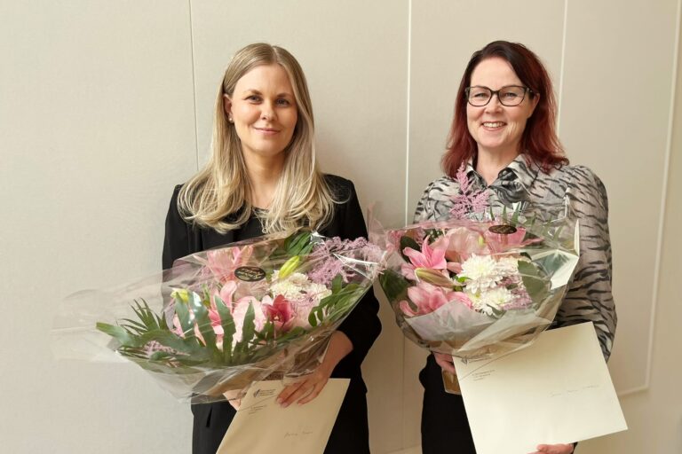 Eveliina Toivonen ja Sanna-Maaria Siintoharju kukkakimppujen kanssa