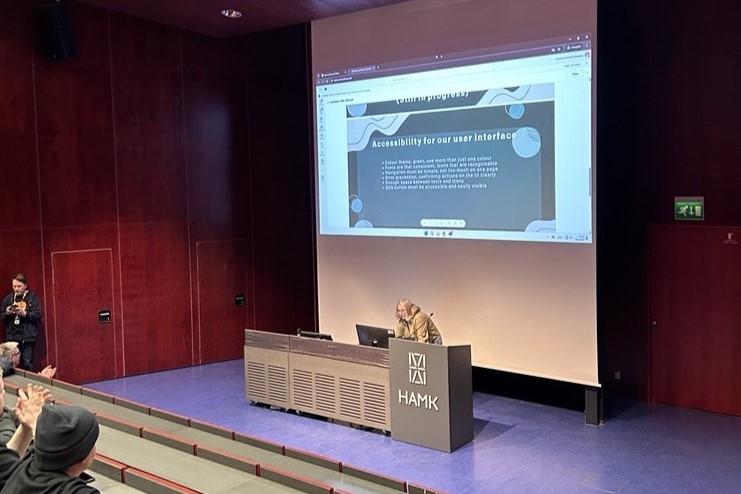Auditorio, jossa heijastettuna opiskelijoiden esitys saavutettavuudesta.