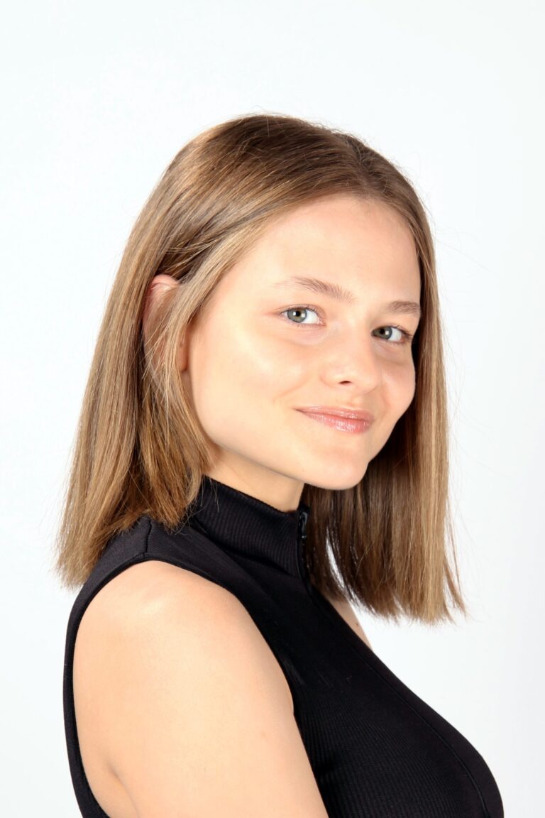 Opiskelija poseeraa henkilökuvassa.