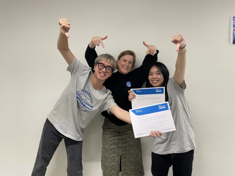 Henkilöitä poseeraa kameralle.