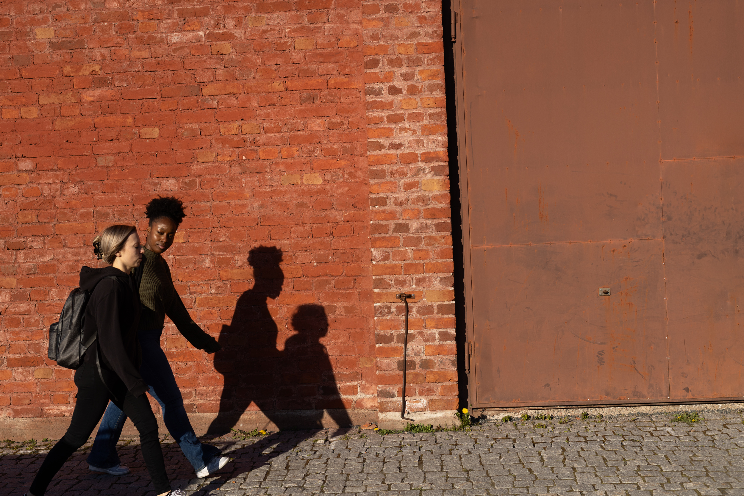 Kaksi ihmistä kävelemässä ulkona/Two people walking outside