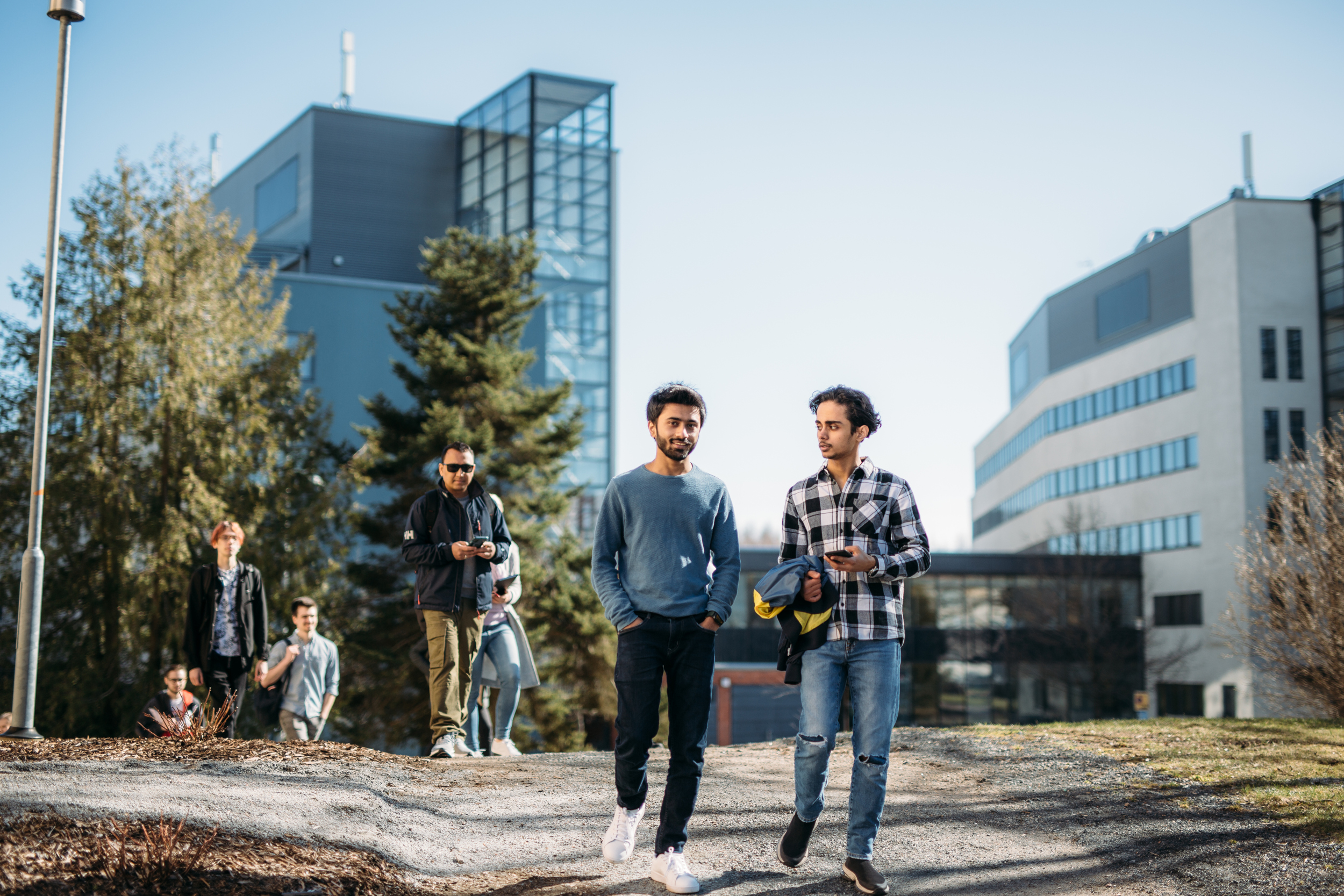 Group of people walking outside/Ryhmä ihmsiä kävelemässä ulkona