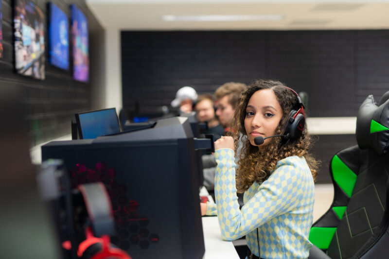 Opiskelija pelaamassa HAMKin Gaming Labin tietokoneella.