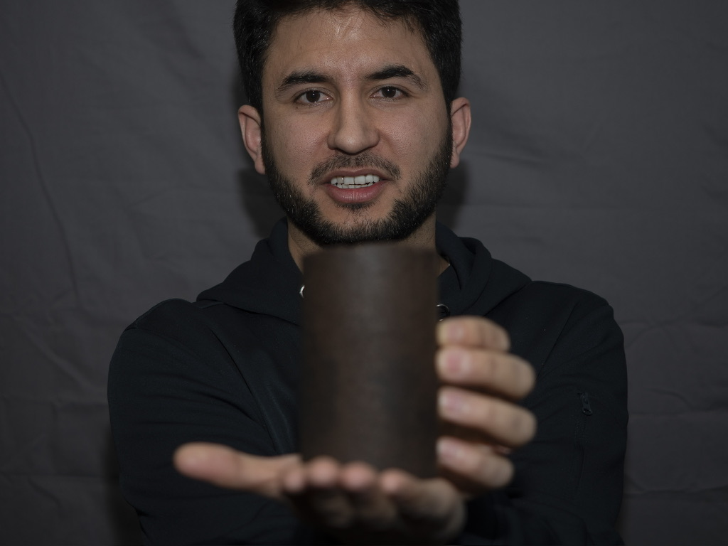 Bahez Karim kädessään kahviklapi.