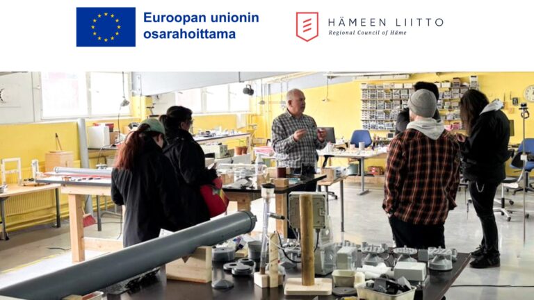 Projektitiimin jäsenet keskustelevat laboratoriossa Gert Hattinghin kanssa. Etualalla näkyy sensoreita, joita Karanojan alueelle asennettiin.