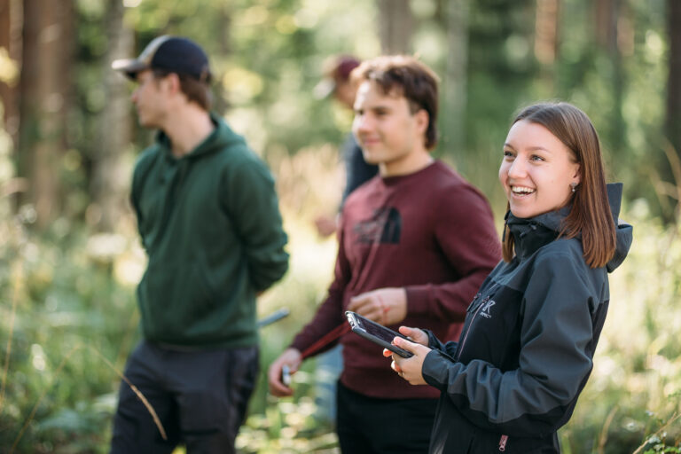 A group of people in the forest/Ryhmä ihmisiä metsässä