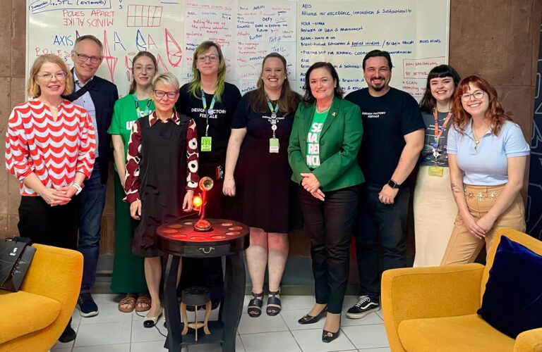 HAMKin ja Feevalen henkilökuntaa ryhmäkuvassa iloisina.