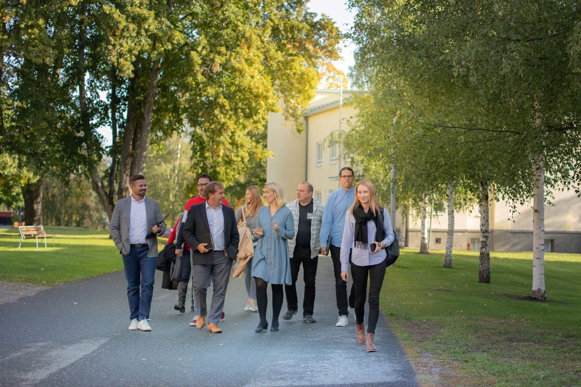 Ihmisiä kävelemässä