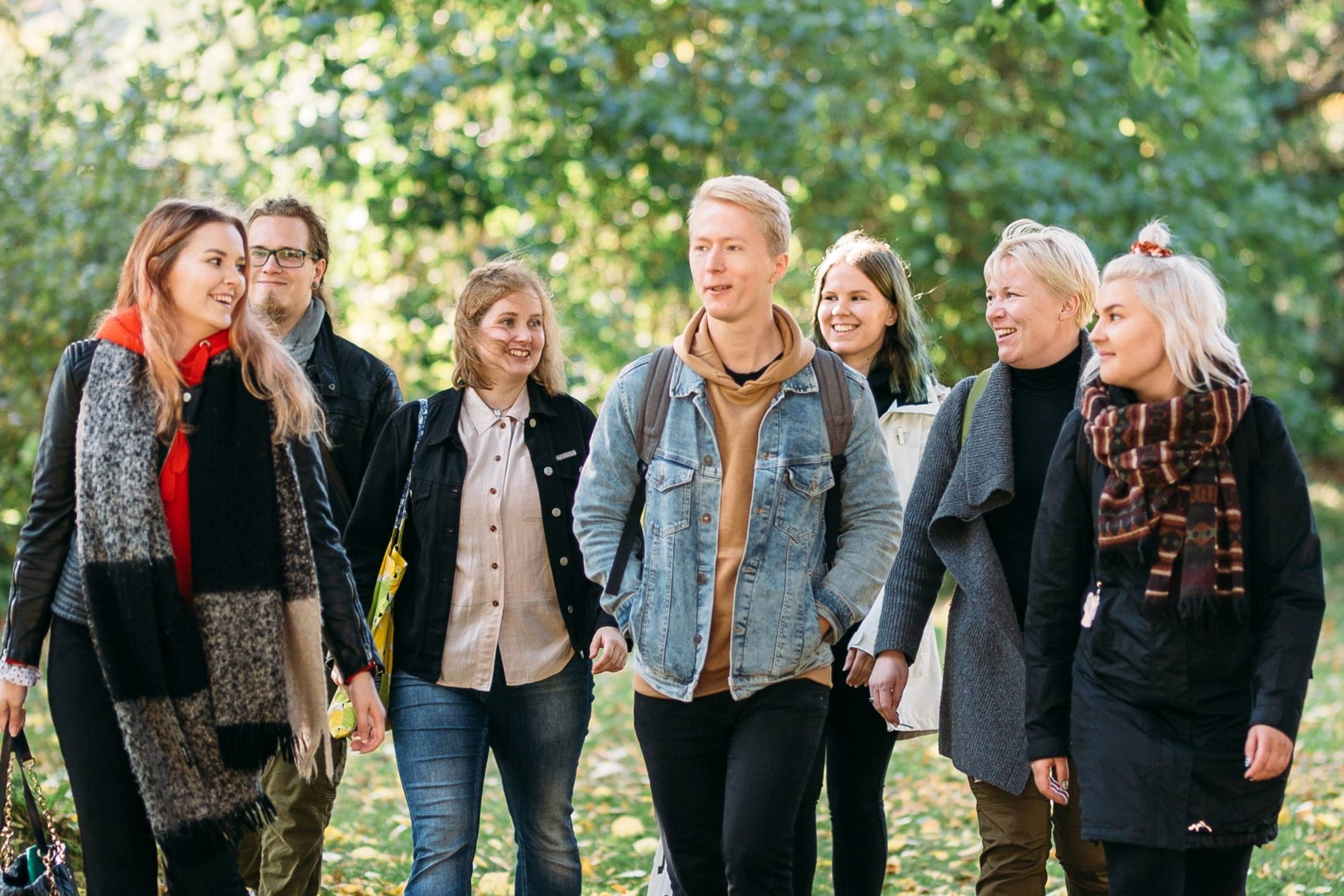 opiskelijoita ulkona