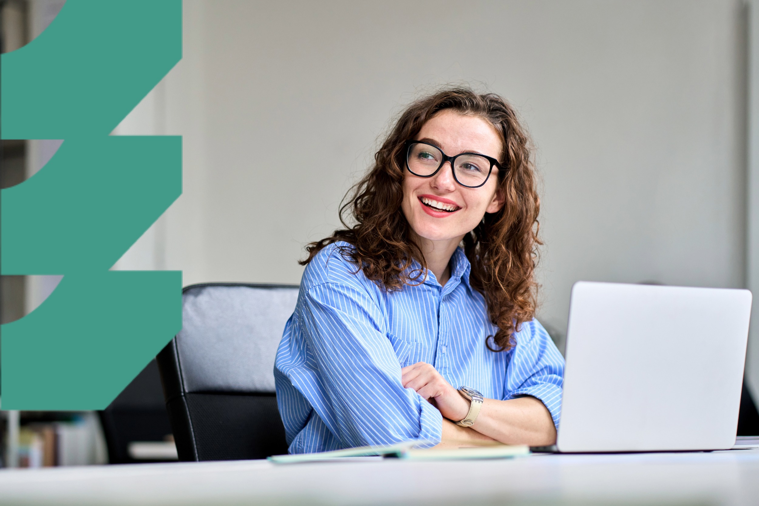 Hymyilevä nainen istuu tietokoneen ääressä.