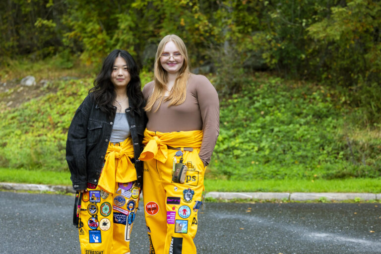 Kaksi HAMKin opiskelijaa, joilla on haalarit.