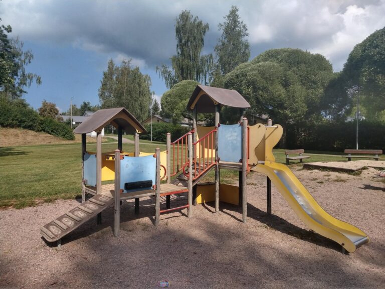 Leikkiväline leikkipuistossa