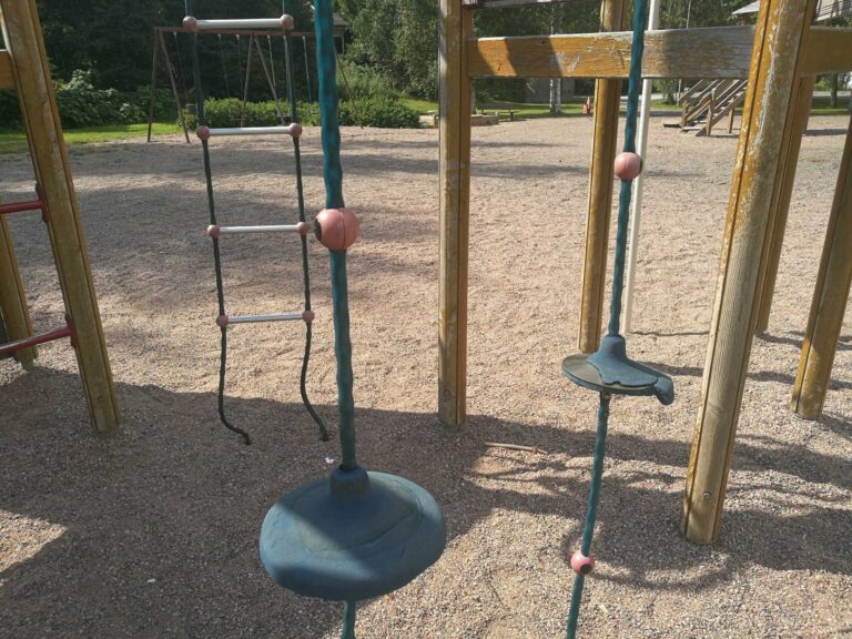Lasten keinut leikkipuistossa