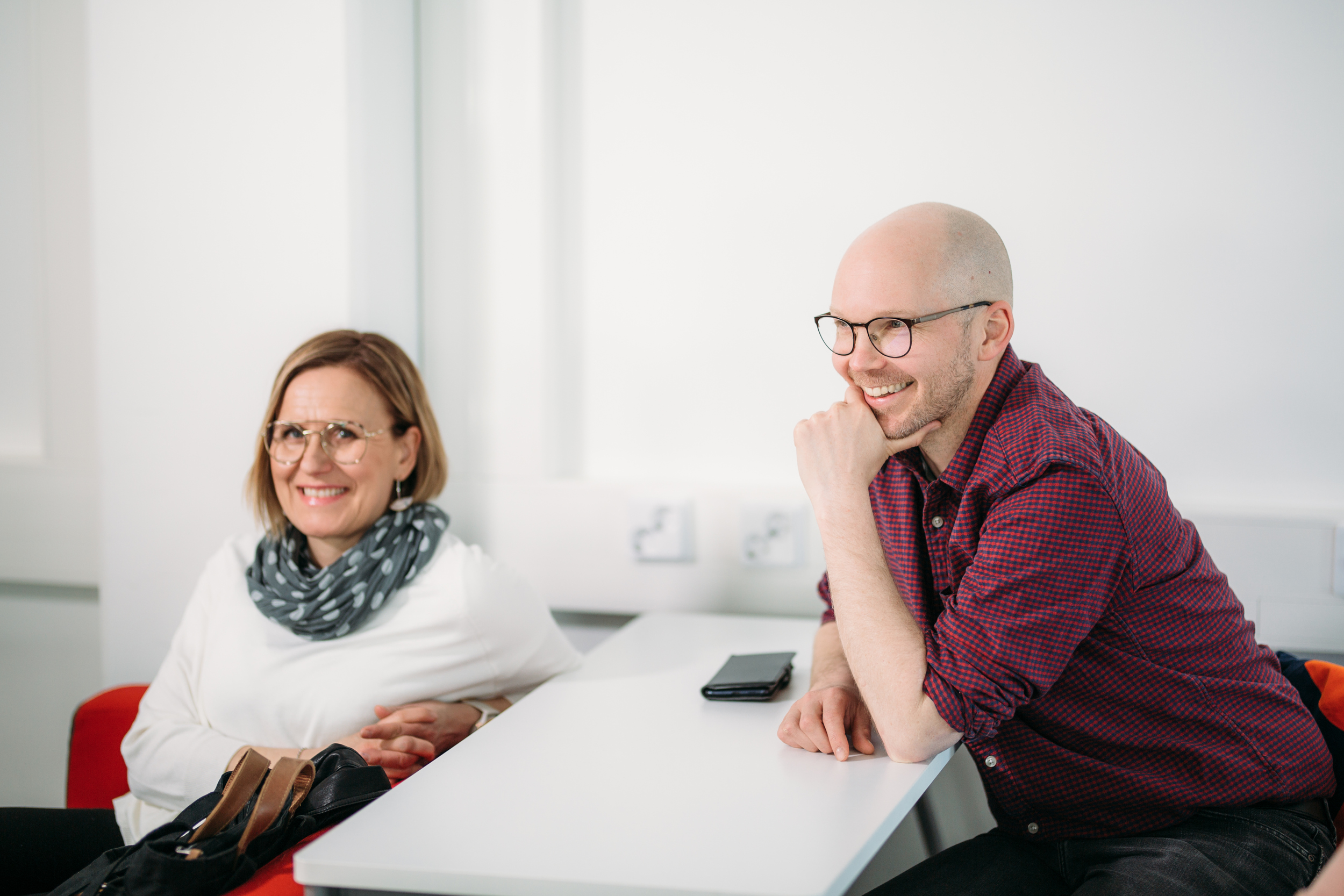 Two people in a classroom/ Kaksi ihmistä luokkassa