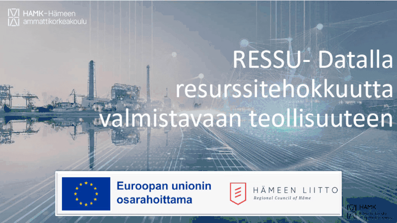Animoitu grafiikka, jossa näkyy kaupunkikuva teollisuusrakennuksine ja vesistöineen, sekä teksti "RESSU - Datalla resurssitehokkuutta valmistavaan teollisuuteen", Hämeen ammattikorkeakoulun, Euroopan unionin yhteisrahoituksen ja Hämeen Liiton logot.