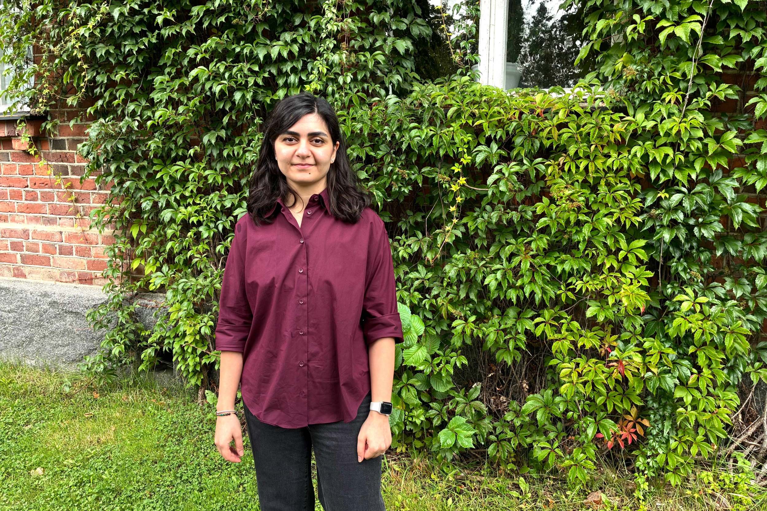 Banafshe Esharagi Mustialan kampuksen seinustalla