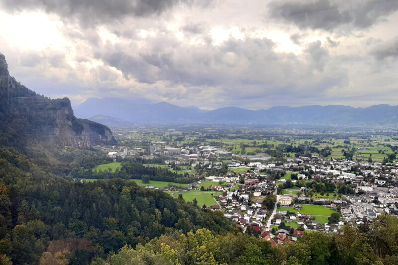 Laaksomaisema. Ympärillä vuoria