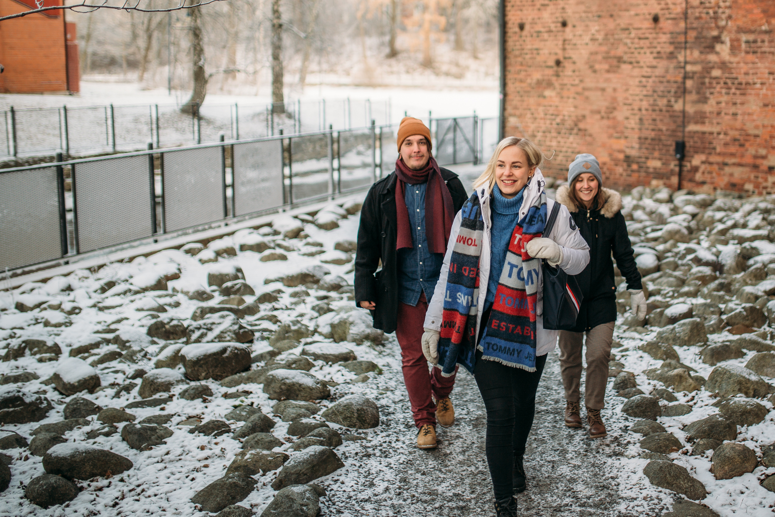 Three people walking outside/Kolme ihmistä kävelevat ulkona