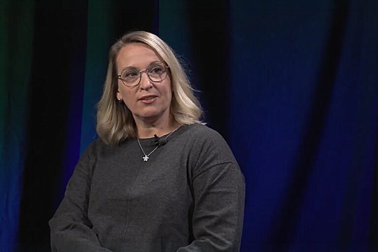 Liisa Postareff haastateltavana studiossa