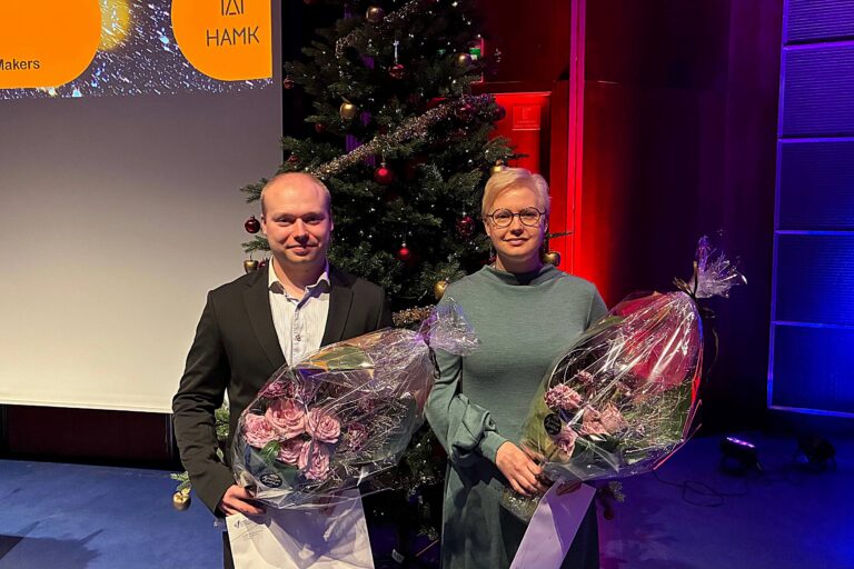 Tomi Kesämäki ja Päivi Laaksonen kukitettuna HAMKin valmistujaisissa