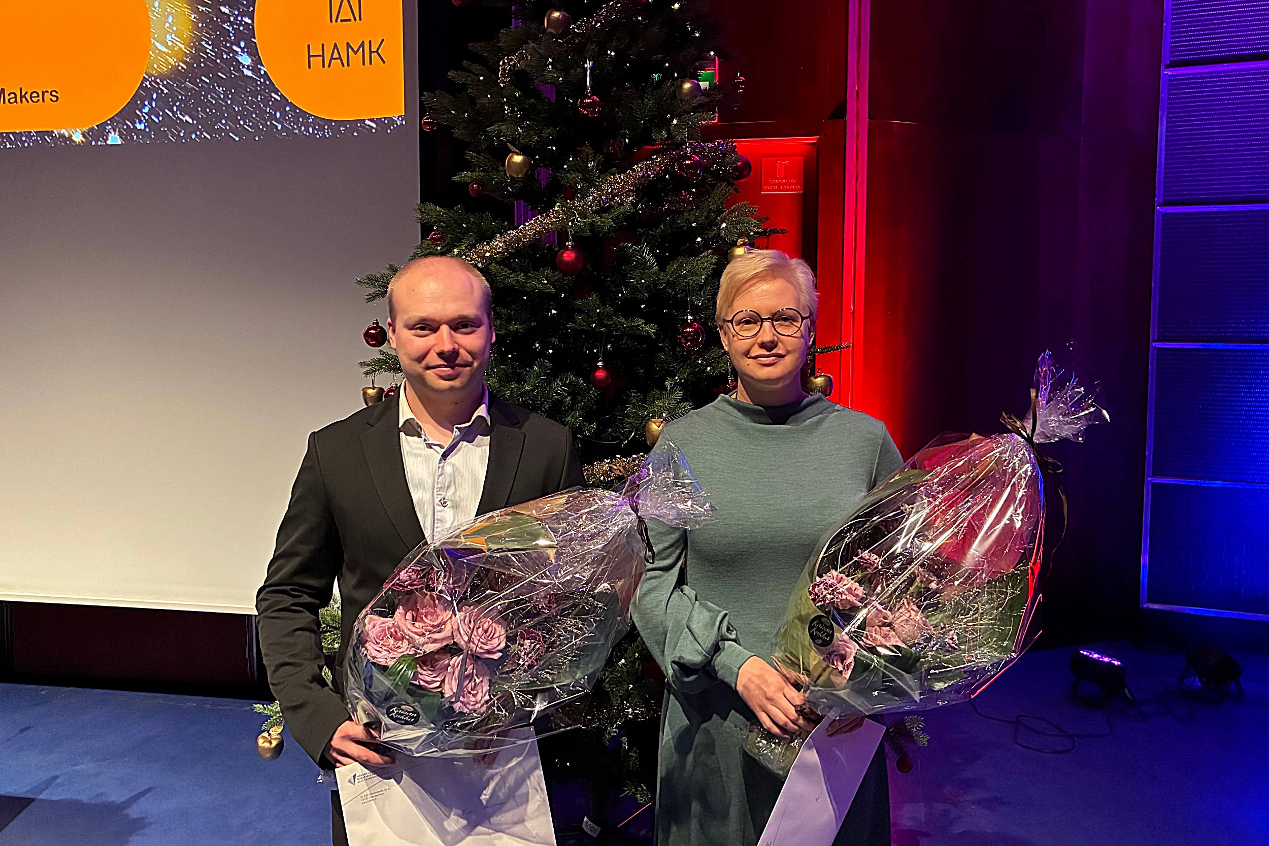 Tomi Kesämäki ja Päivi Laaksonen kukitettuna HAMKin valmistujaisissa