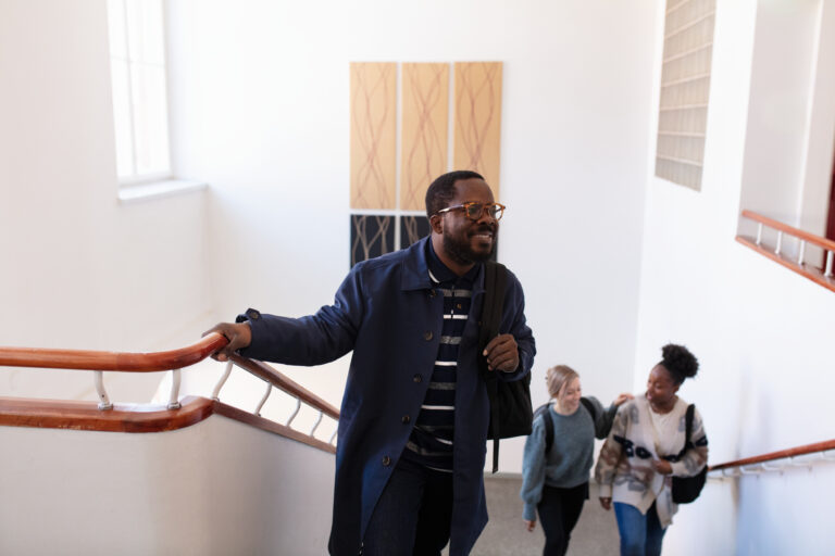 Mies kävelee rappusia ylös/ A man is walking on the starirs