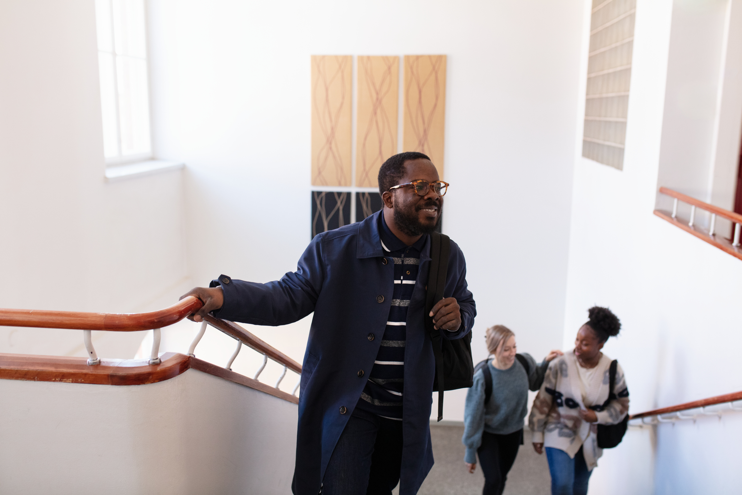 Mies kävelee rappusia ylös/ A man is walking on the starirs