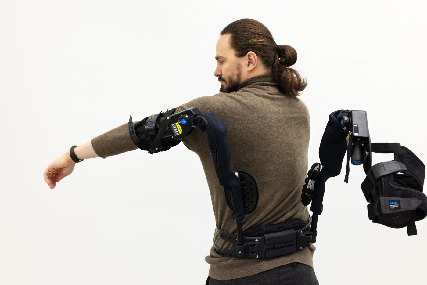 Mies testaa eksoskeletonia