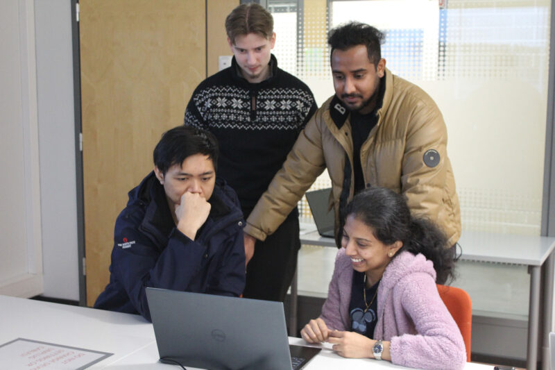 Insinööriopiskelijat projektin äärellä