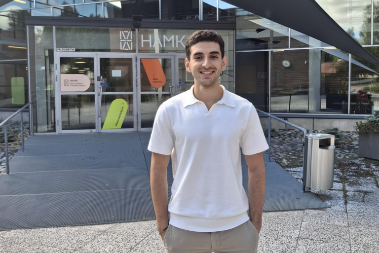 Kuva henkilöstä jota artikkeli käsittelee