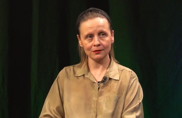 Sara Rönkkönen haastattelussa studiossa