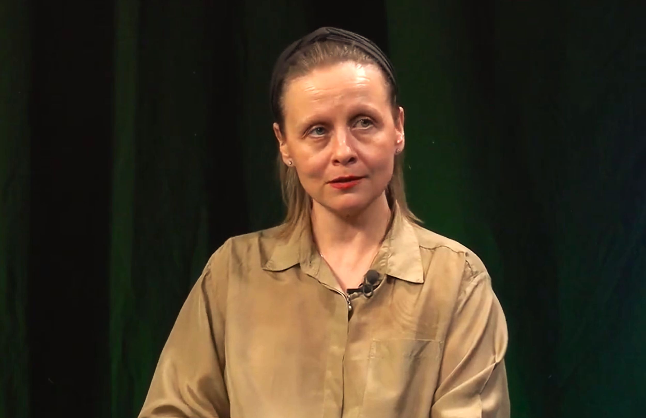 Sara Rönkkönen haastattelussa studiossa