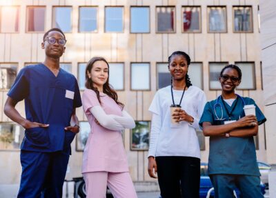 Suomeen tulleet sairaanhoitajat lääkehoitoa oppimassa