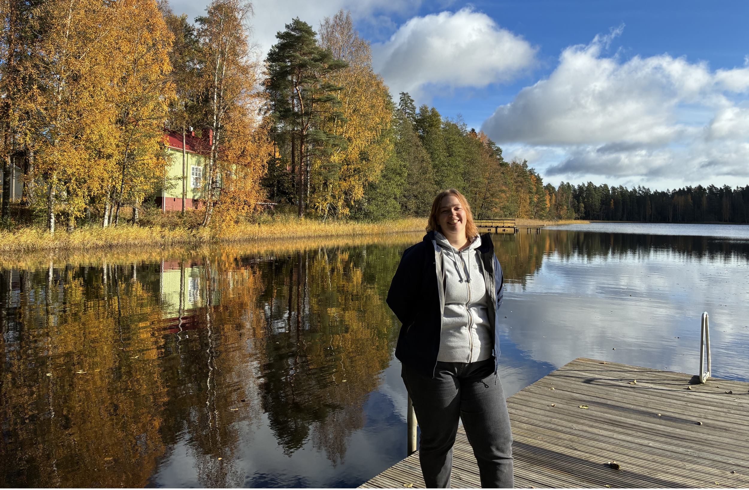 Iida-Mari Niemi Evon kampuksella, laiturilla syksyisessä maisemassa