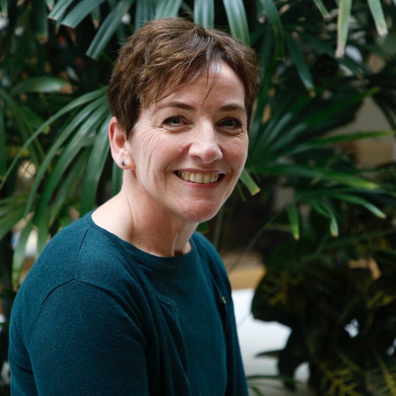 Kasvokuva henkilöstä, joka katsoo kohti kameraa