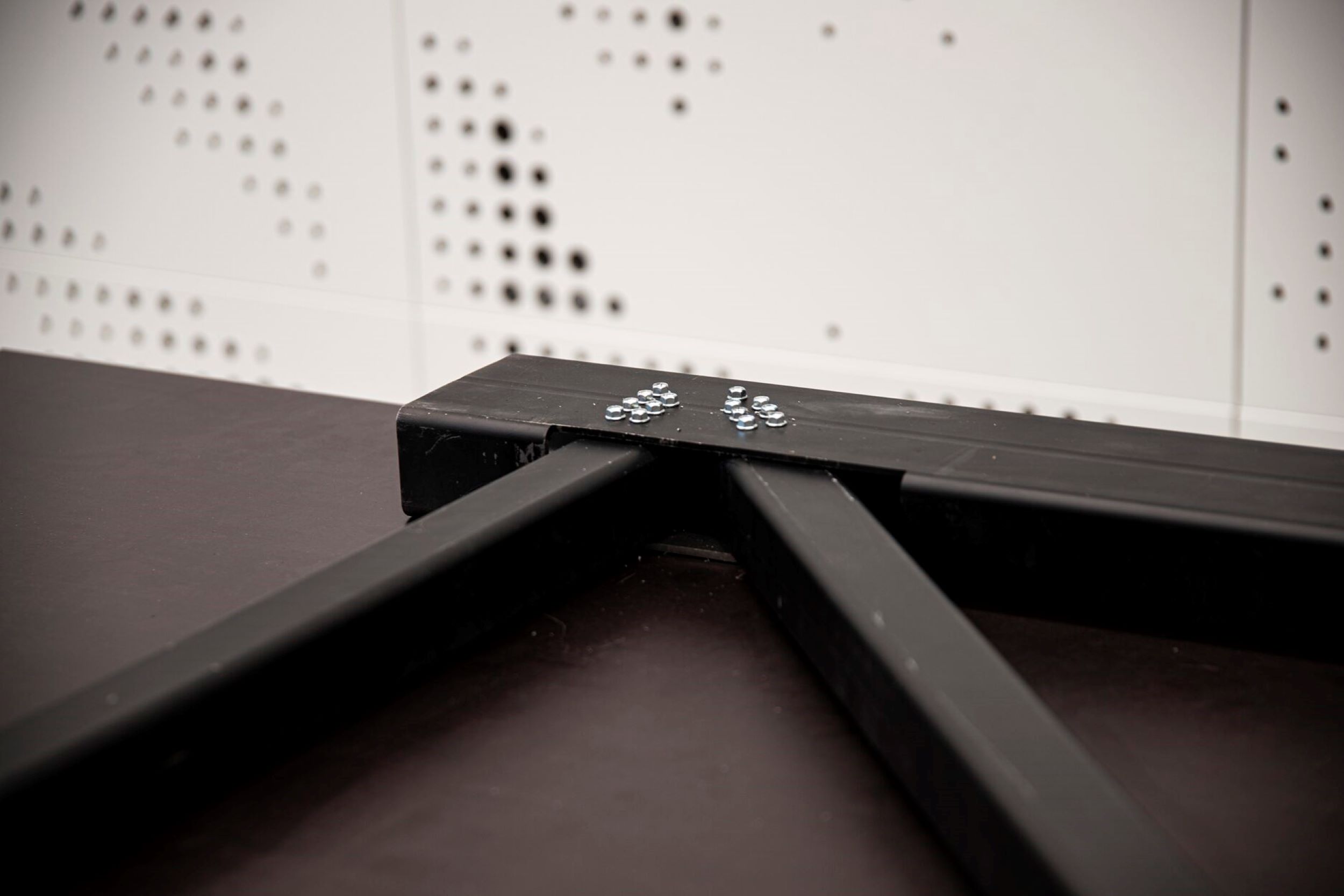 MechJoint-liitosratkaisun mukainen teräsristikko pöydällä