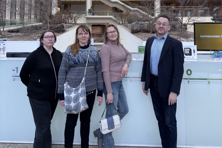 Neljä ihmistä seisoo rivissä