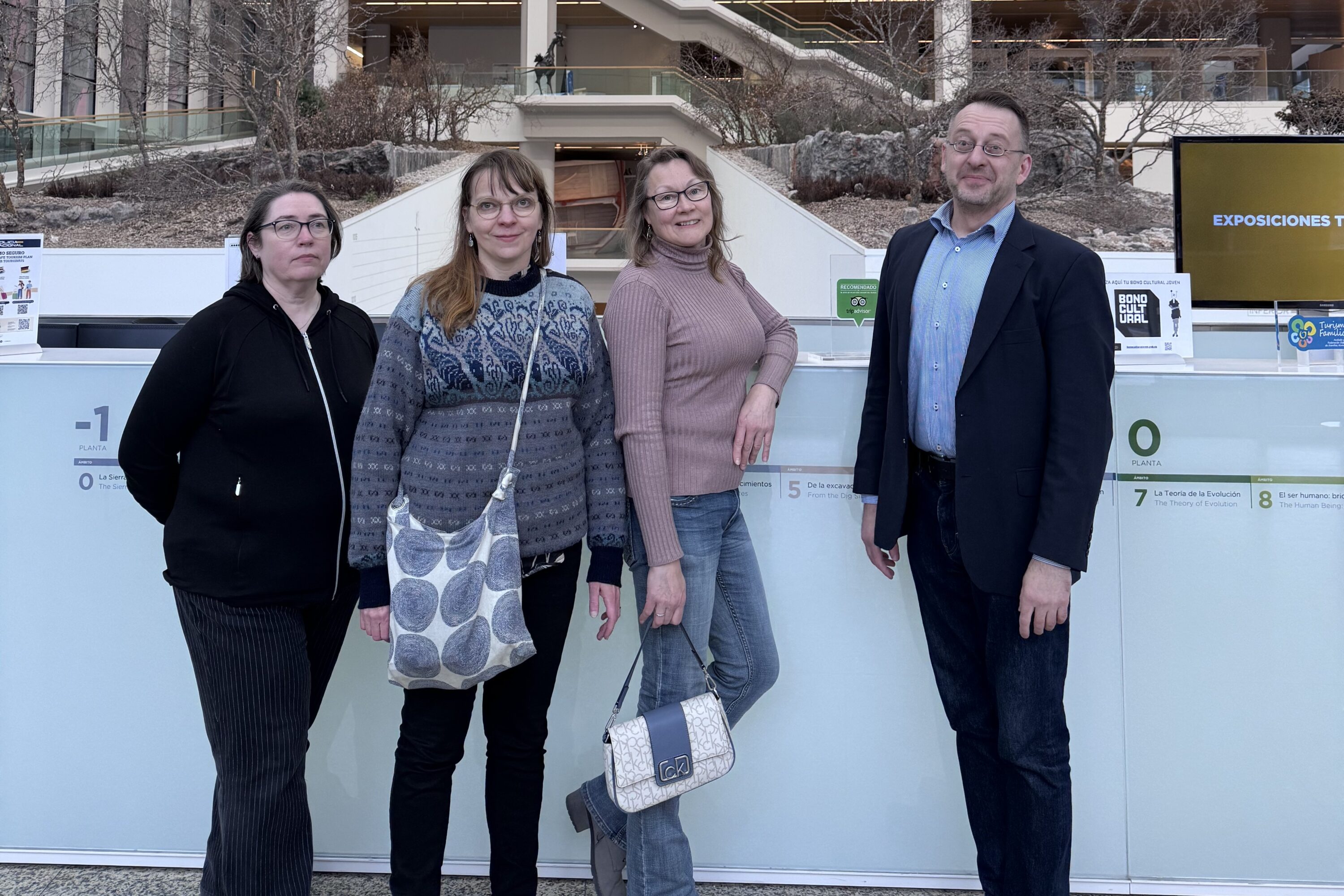 Neljä ihmistä seisoo rivissä