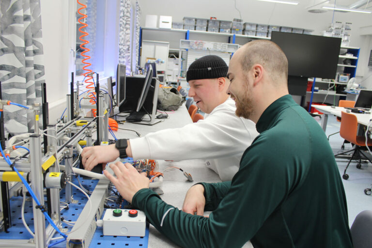 Lenni ja Aapeli löysivät sähkö- ja automaatiotekniikasta oman alansa sekä uusia ystävyyssuhteita.