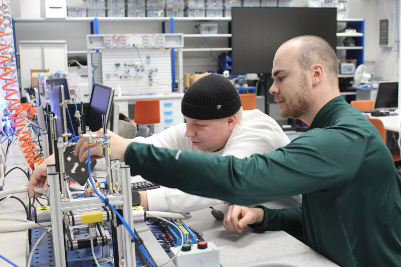 Lenni (taka-alalla) löysi alalta kutsumuksensa, ja Aapeli sai toivottua lisäosaamista sähkö-ja automaatiotekniikan perustutkinnon opintojen päälle.