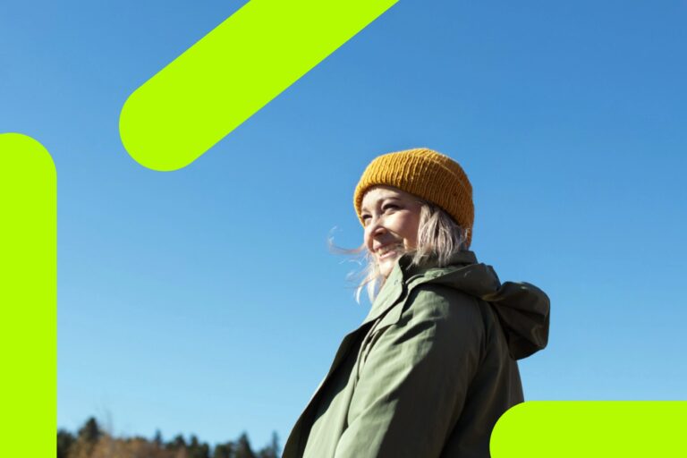 henkilö kevätauringossa sinistä taivasta vasten