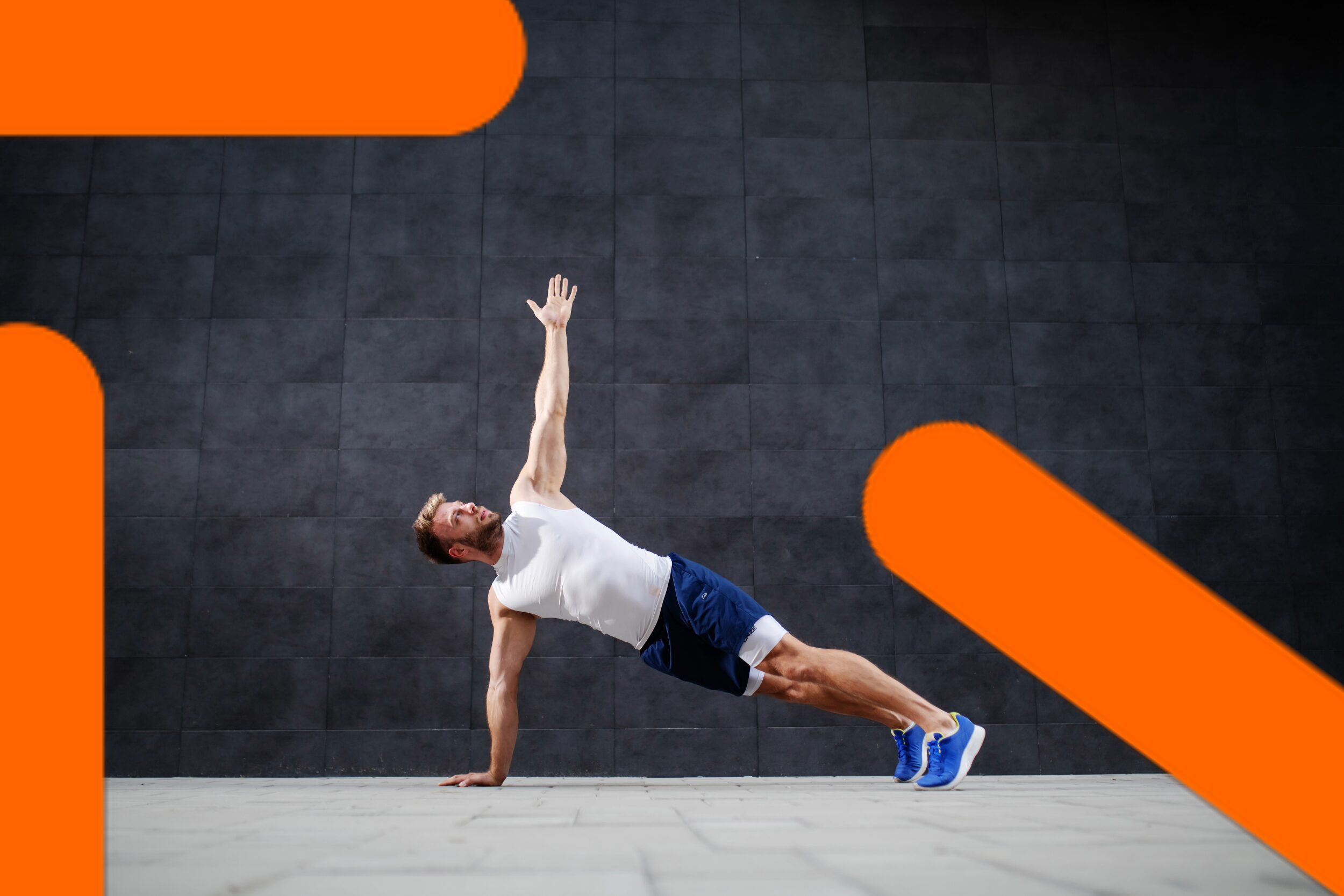 urheilija venyttelee tummaa taustaa vasten