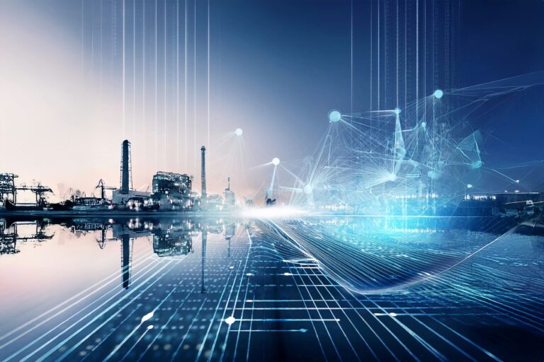 Futuristinen kaupunkimaisema veden äärellä, jossa teolliset rakennukset ja valot yhdistyvät sinisävyisiin digitaalisiin viivoihin ja verkostomaisiin graafisiin elementteihin, kuvaten teknologiaa ja datavirtoja.