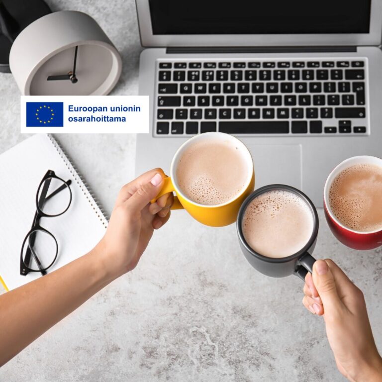 Kahvikuppeja pitelevät kädet ja tietokone.