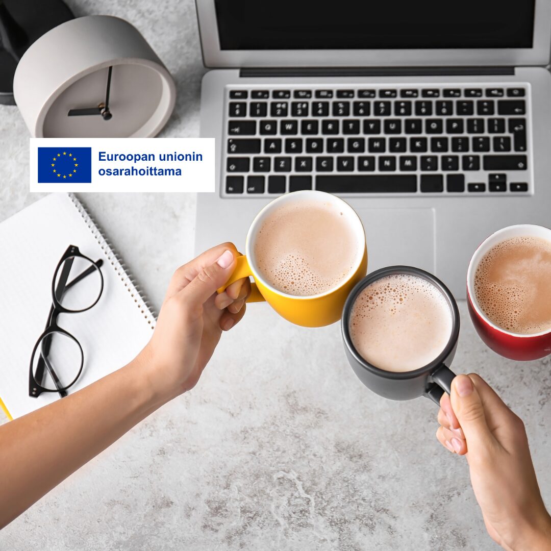 Kahvikuppeja pitelevät kädet ja tietokone.